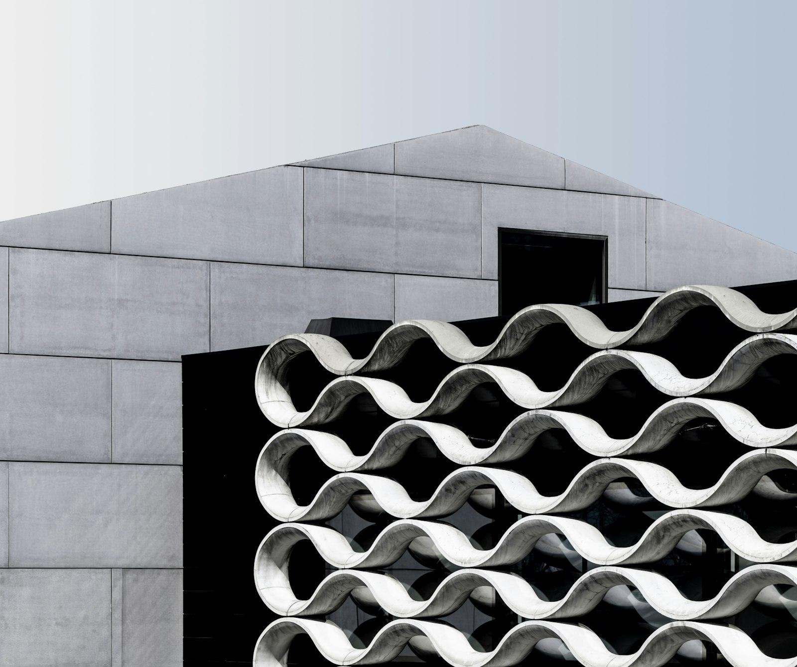 Beton ve desenli metal cephe